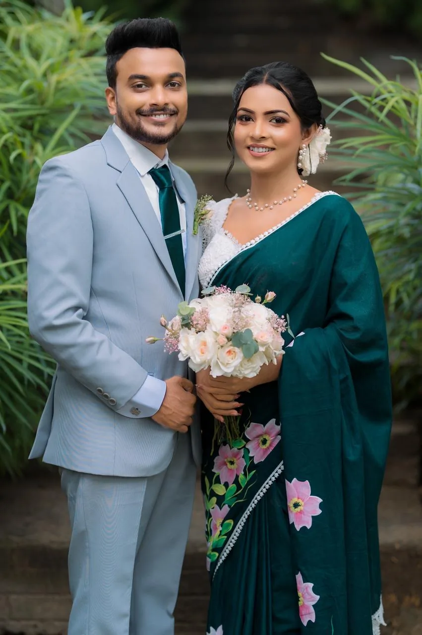 Wedding couple with a Ceylon Flora rose bouquet