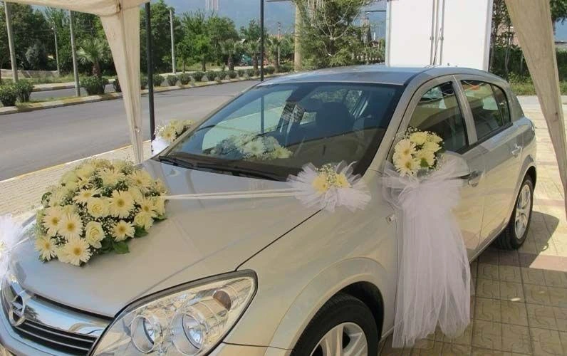 Wedding car floral decoration detail